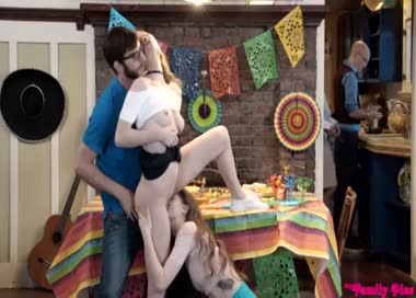 केटाले अश्लील मोडेललाई चुदाउँछ र उनको कामुक गधालाई चिढाउँछ