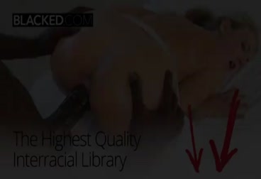 गुड लुकिंग बोल्ड ऑड्रे लेह फील विशाल डिल्डो में गॉट ड्रेस