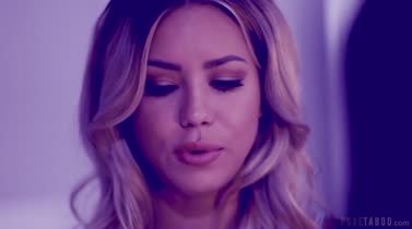 সাথী সেক্সি মেয়েকে bangs এবং তার তৈল বোতাম পরাজিত